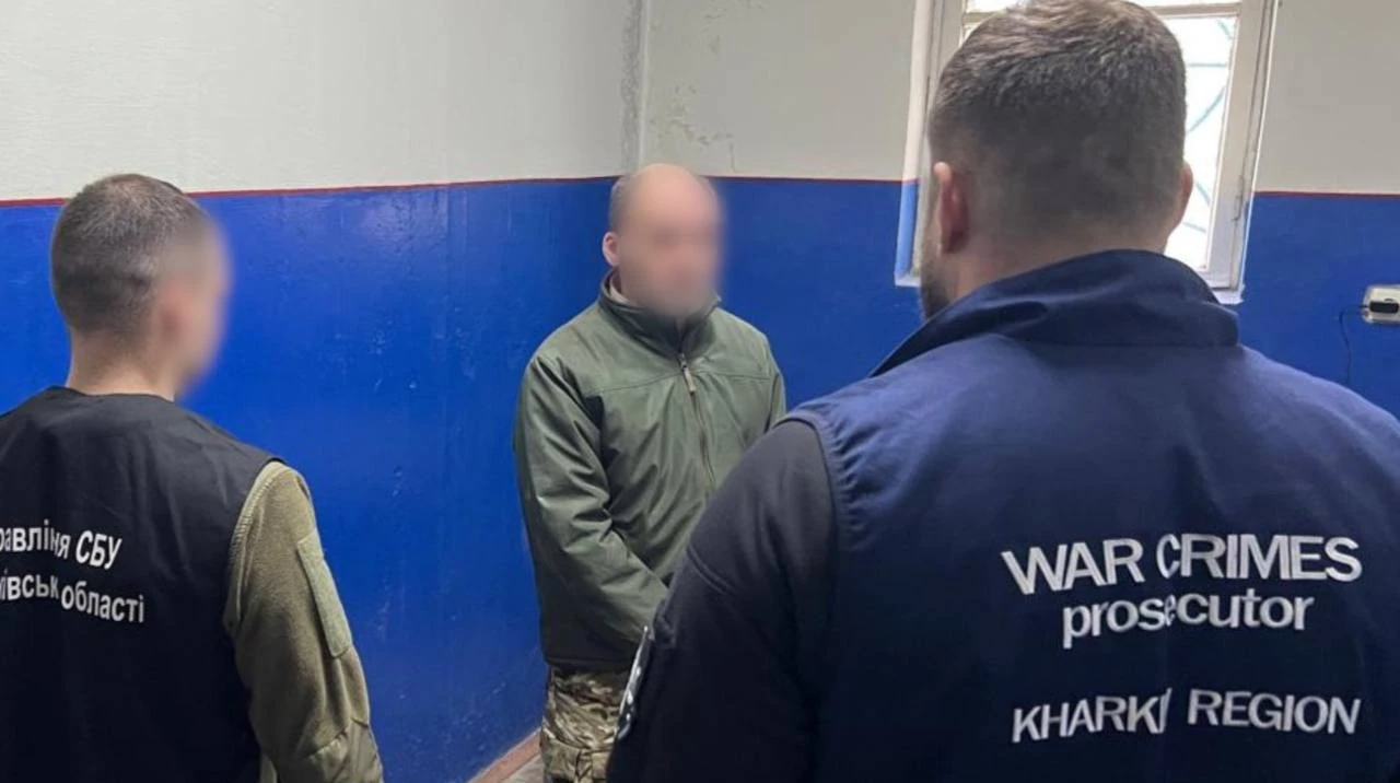 Будівля суду з українським прапором, де ухвалюють вирок у справі військового злочинця