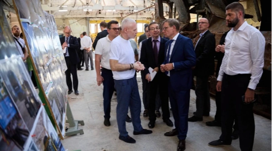 Вадефуль біля флагштока з синьо-жовтим стягом на висоті 101 метра у Харкові