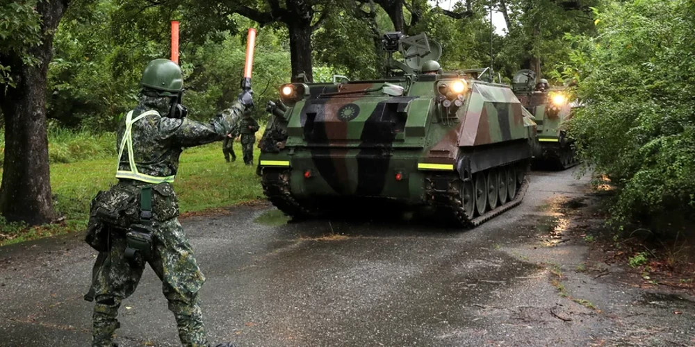 Тайванські військовослужбовці біля безпілотника