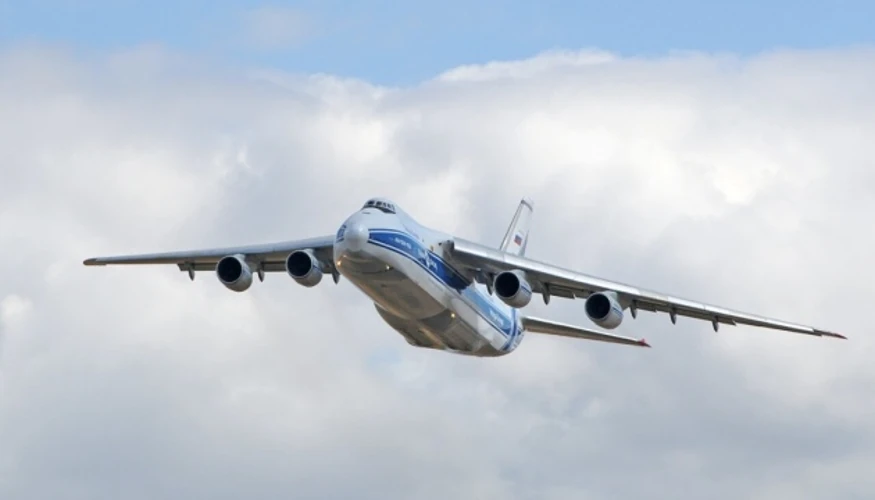 Транспортний літак Ан-124 російської авіакомпанії «Волга-Днєпр» у міжнародному аеропорту Торонто