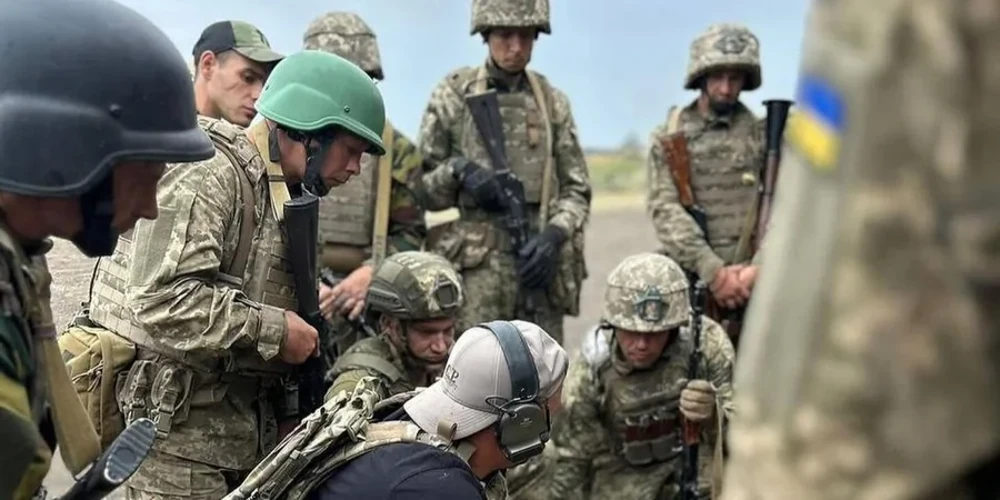 425-й штурмовий полк «Скеля» під керівництвом корпусу «Азов»