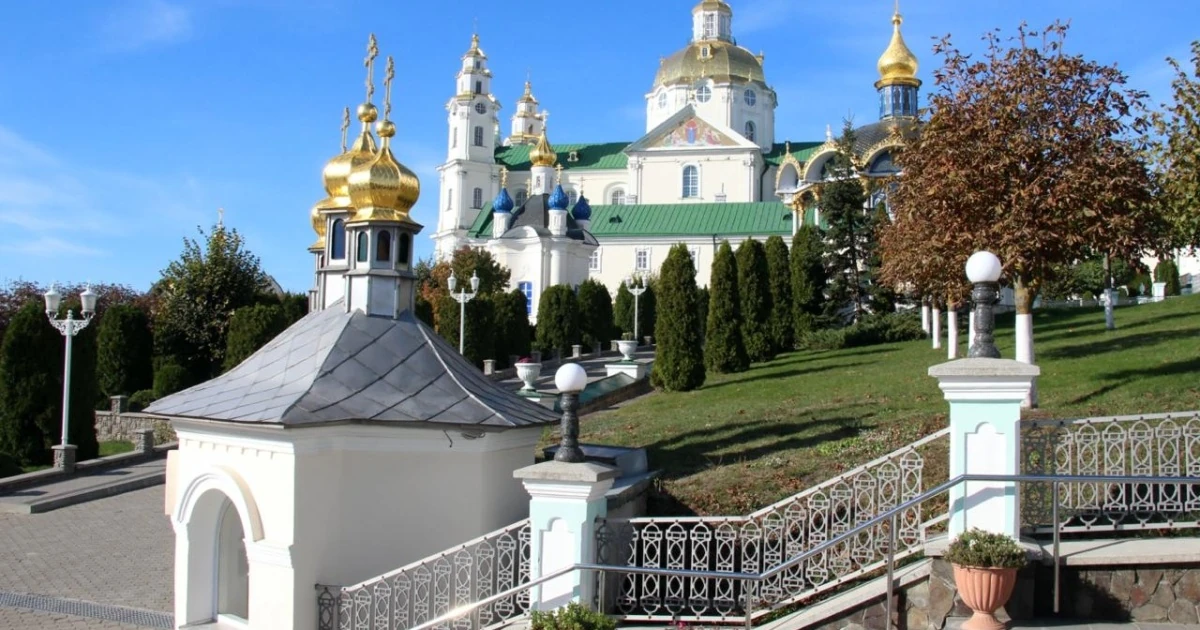 Рятувальники біля Успенського собору Києво-Печерської Лаври після удару
