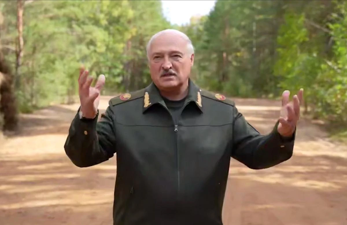 Олександр Лукашенко під час наради з військовими на полігоні Обуз-Лісновський