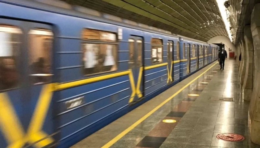 Поїзд «зеленої» гілки Київського метрополітену на наземній ділянці, Південний міст (фото КМДА)