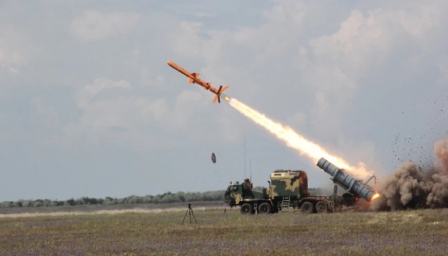 Пожежа та пошкоджені виробничі будівлі Азовського оптико-механічного заводу в місті Азов