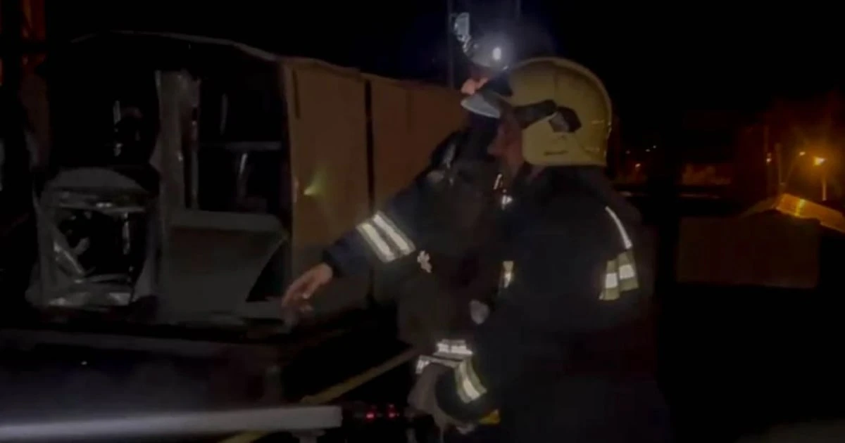Рятувальники ДСНС ліквідовують наслідки удару по ТРЦ у Сумах