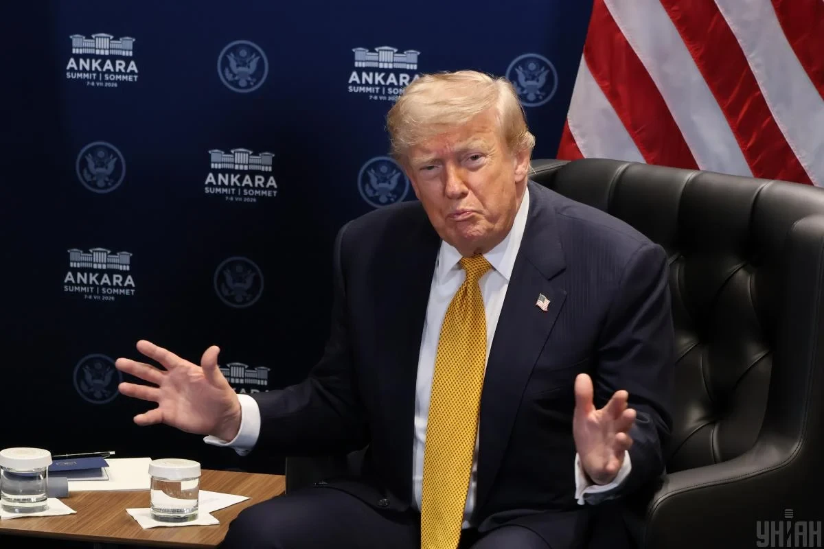 Президент США Дональд Трамп під час спілкування з журналістами