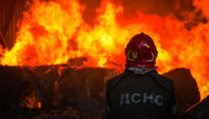 Наслідки падіння збитого безпілотника на житловий будинок у селі Муроване