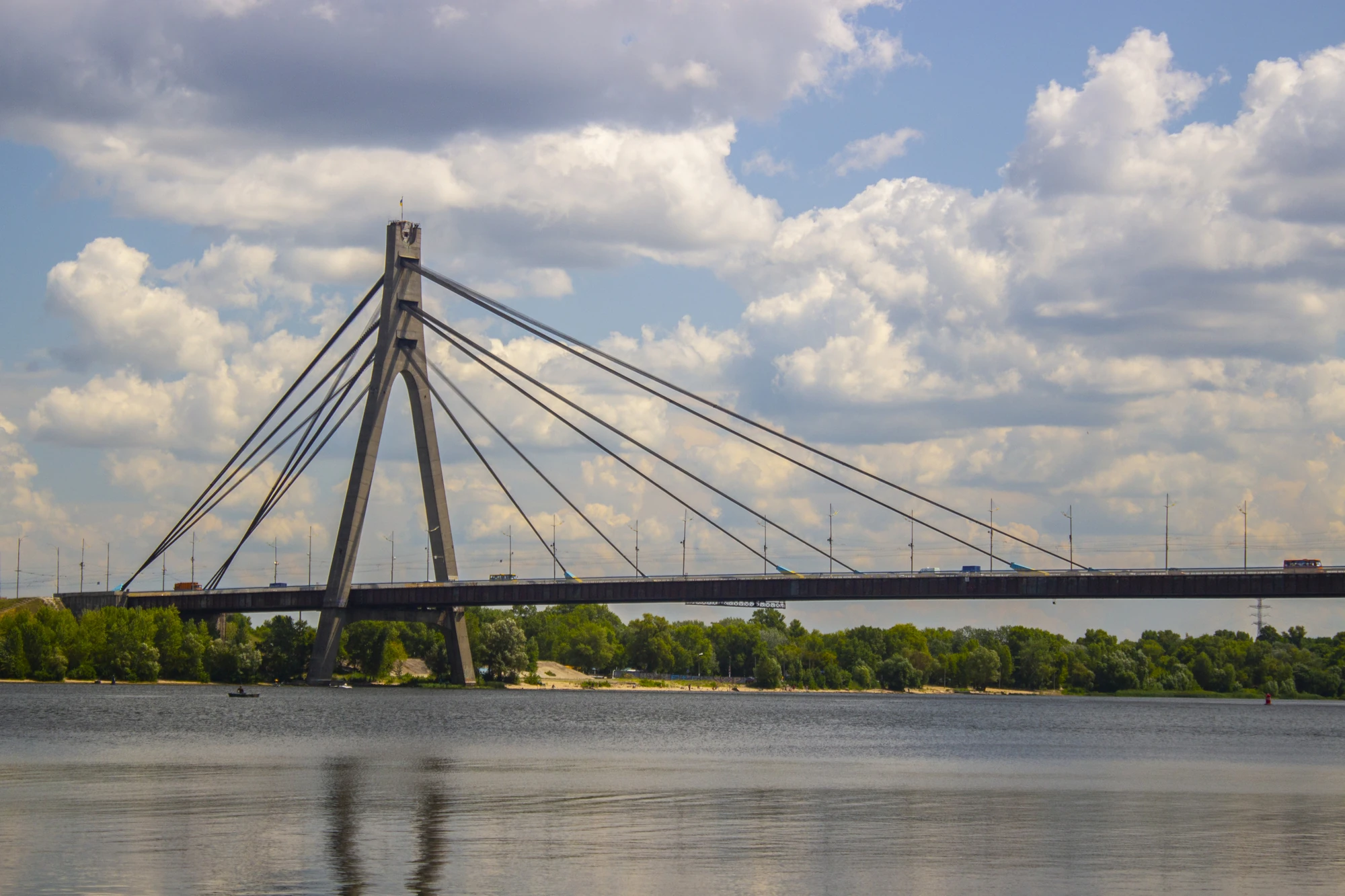 Північний міст у Києві, пошкоджене дорожнє полотно та контактна тролейбусна мережа