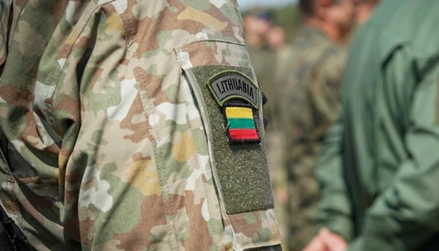 Робертас Каунас, міністр оборони Литви (фото з Facebook політика); фото ілюстративне: U.S. European Command