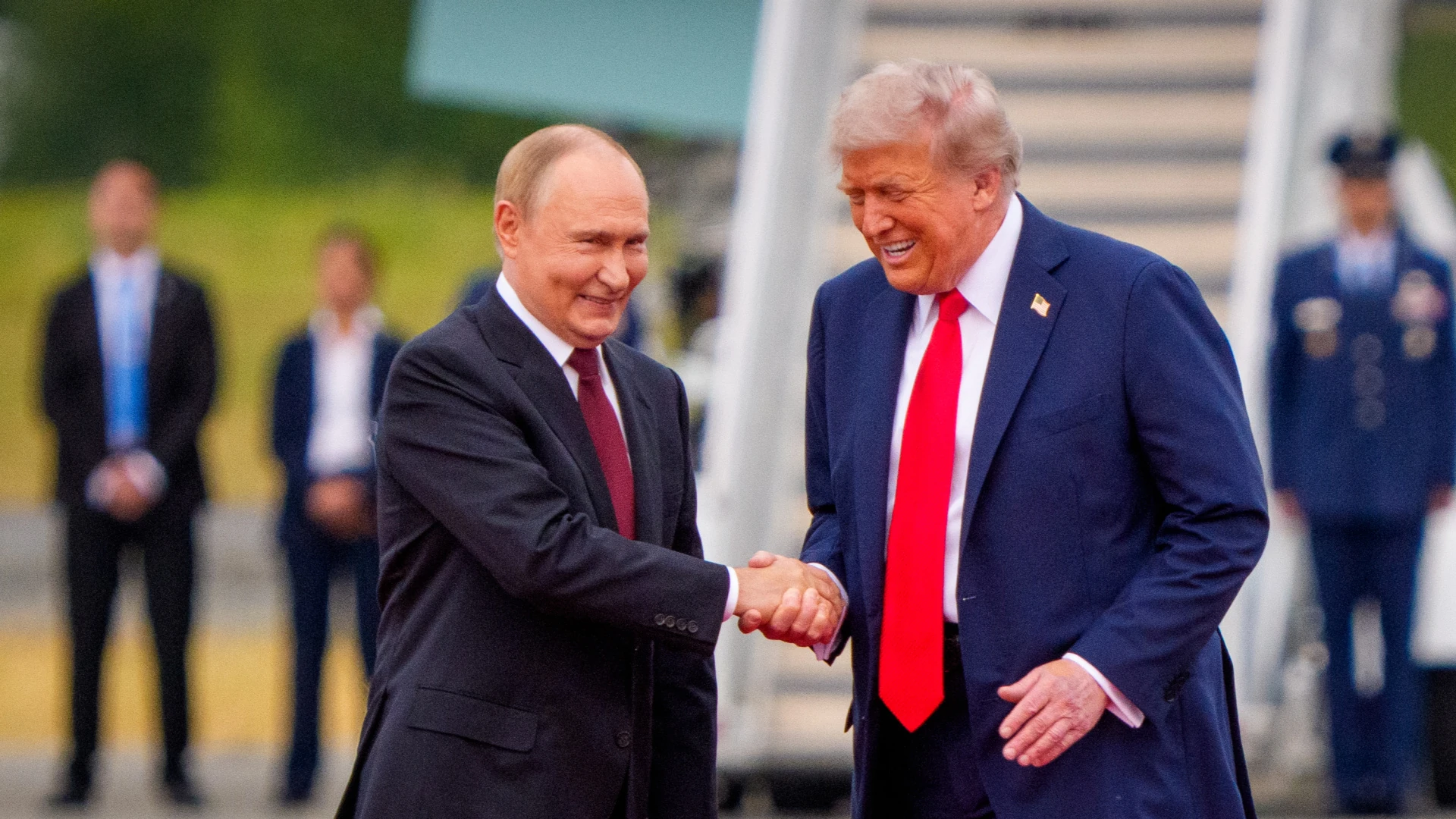 Володимир Путін і Дональд Трамп під час телефонної розмови (фото REUTERS/Kevin Lamarque)