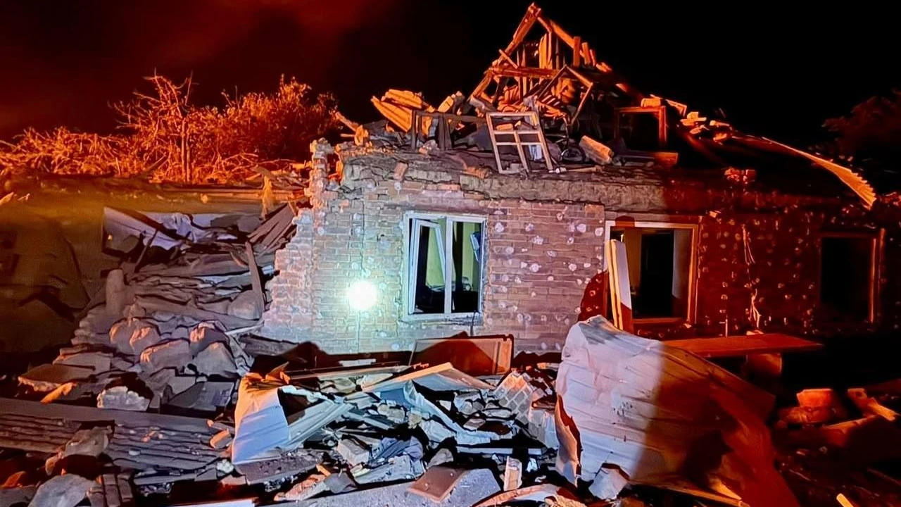 Наслідки удару по приватних будинках у Дніпрі 19 жовтня