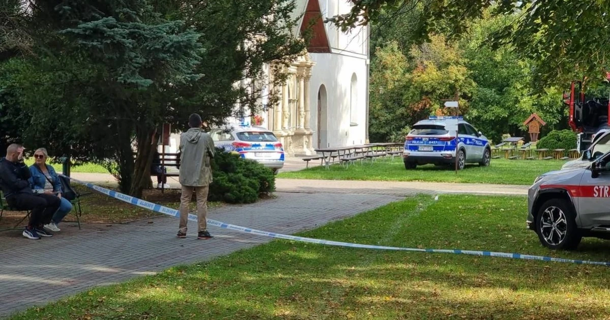 Поліцейський автомобіль біля монастиря сестер-бенедиктинок у Ярославі, де стався напад